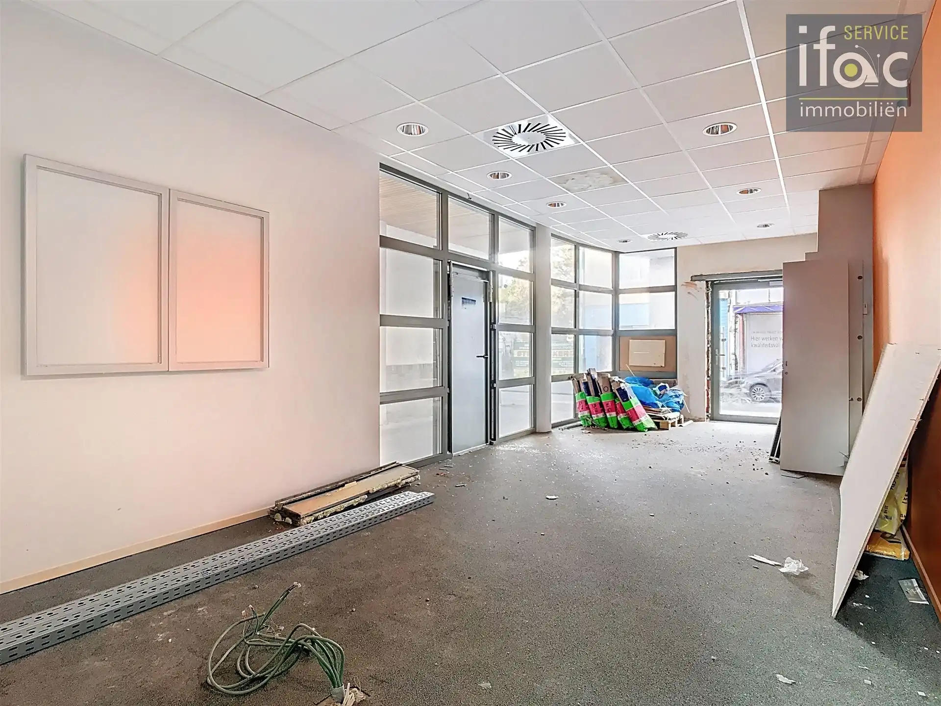 Commercieel gelijkvloers met parking foto 4