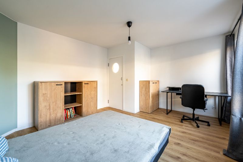 Recent gerenoveerde woning met ruime garage foto 14