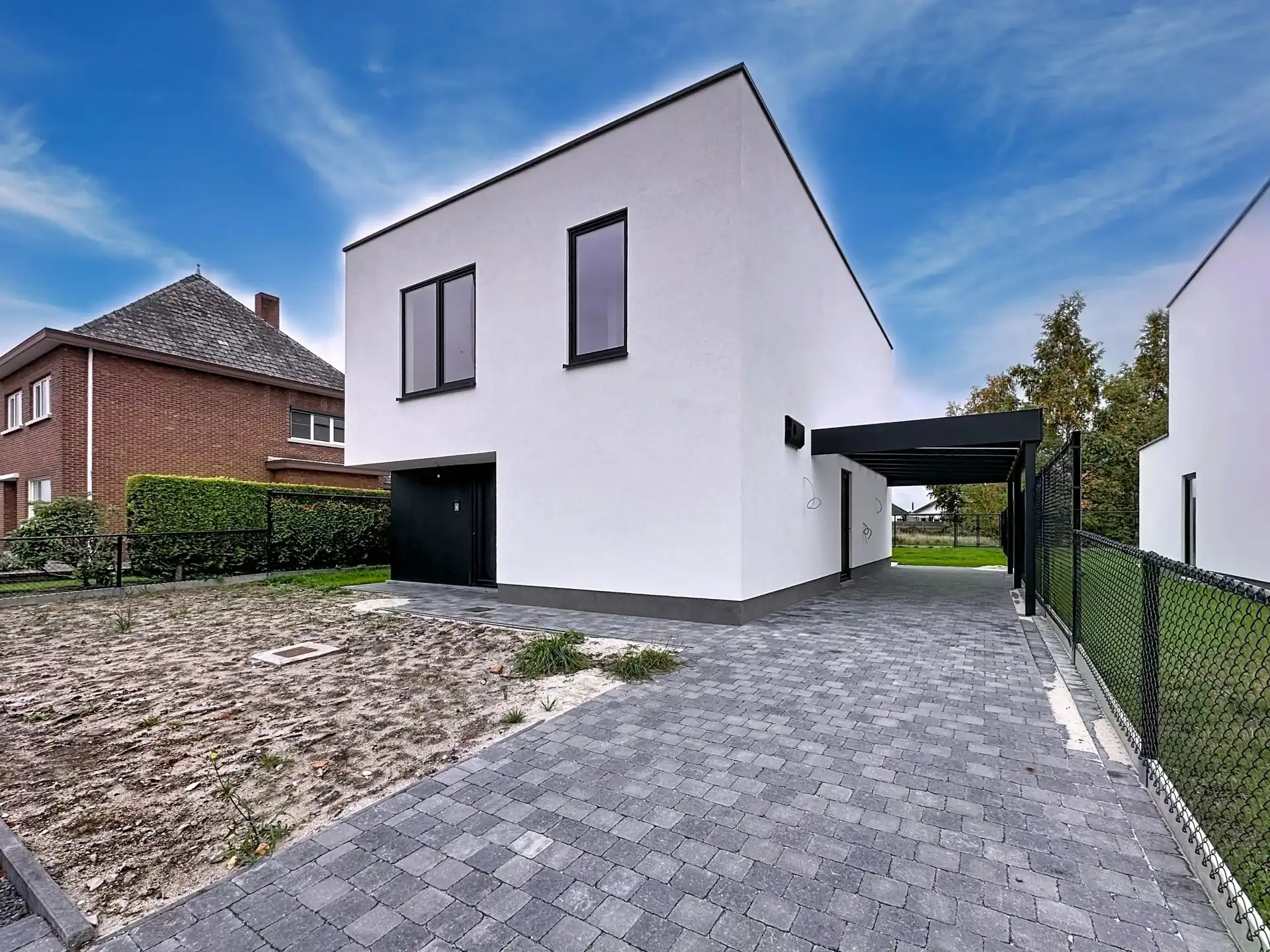 Moderne BEN-woning met 3 slaapkamers en een carport op een mooi perceel. foto {{pictureIndex}}