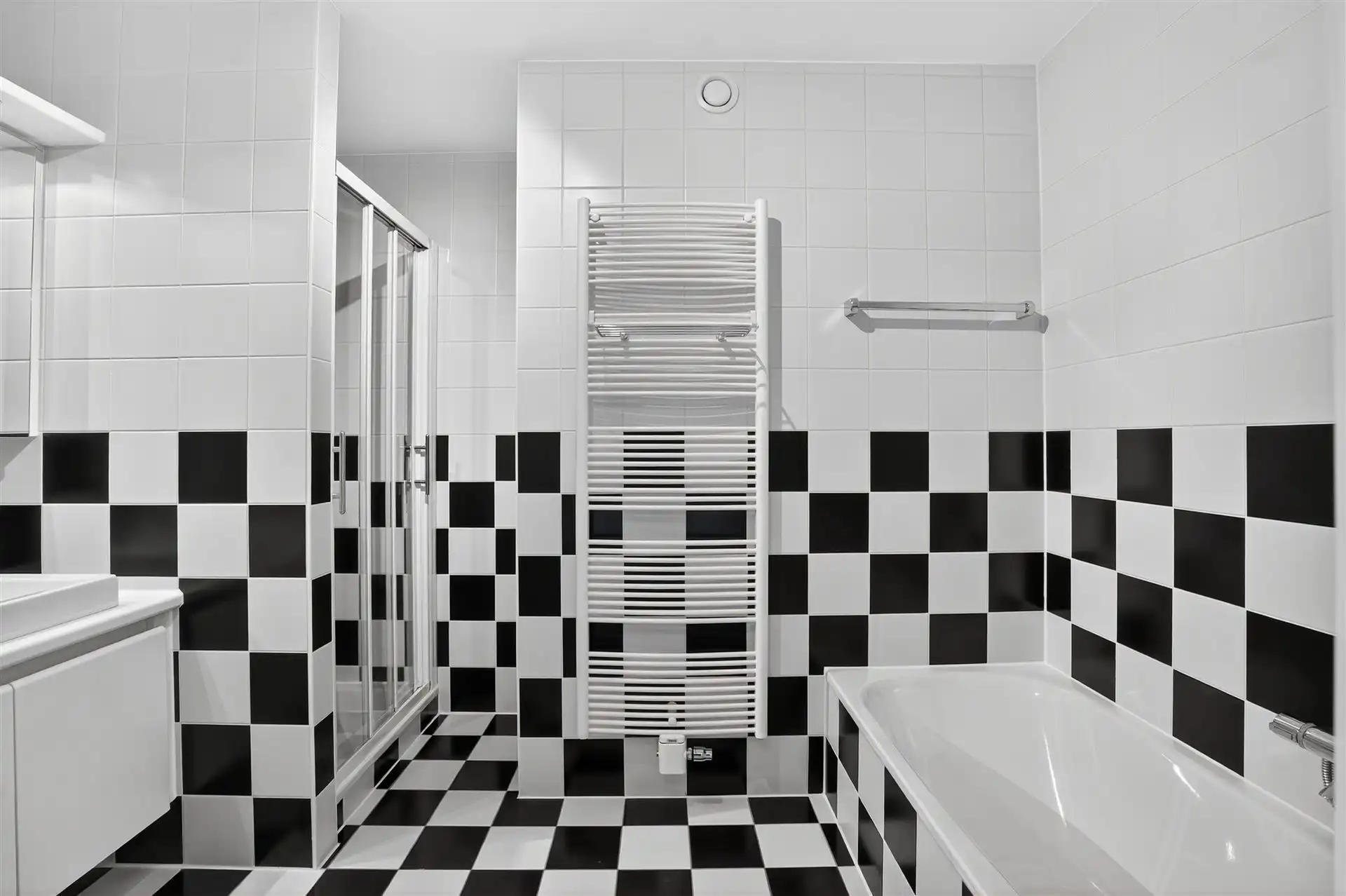 CENTRALE LIGGING / STAANPLAATS foto 21