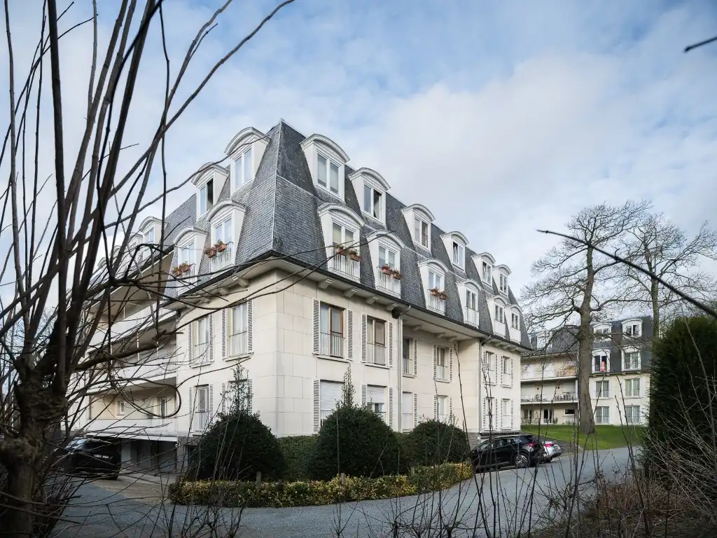 Ruim en stijlvol duplexappartement (bew. opp. ±154 m²) met 3 slaapkamers, gelegen in de standingvolle residentie ‘Versailles’, op slechts 10 minuten van het centrum van Gent. foto 3