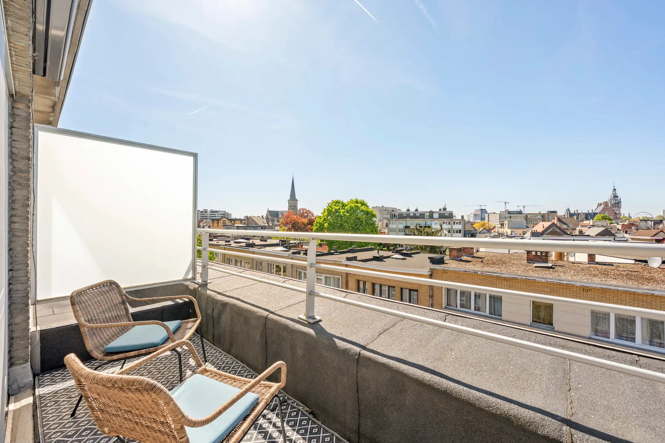 Lichtrijk penthouse met terras in Antwerpen foto 3