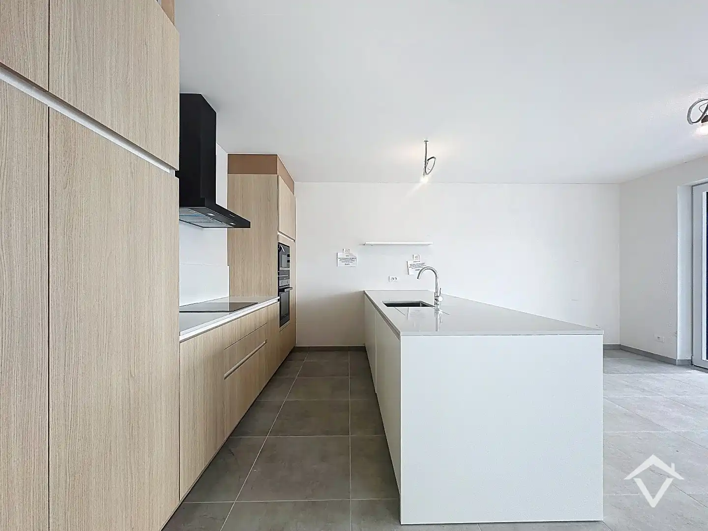 Wonen nabij jachthaven en zee - ruim appartement met terras en drie slaapkamers foto 3