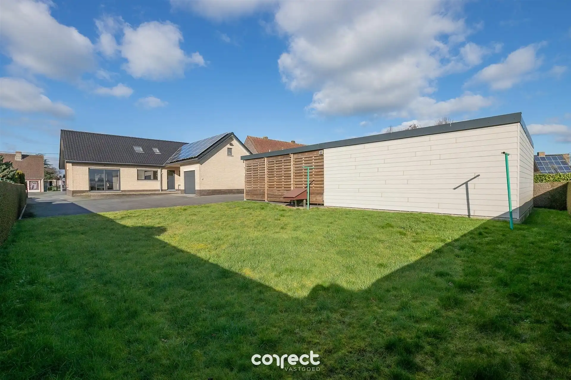 Ruime open bebouwing met 5 slaapkamers, 2 badkamers,  tuin,  garage, carport en werkplaats. foto 3