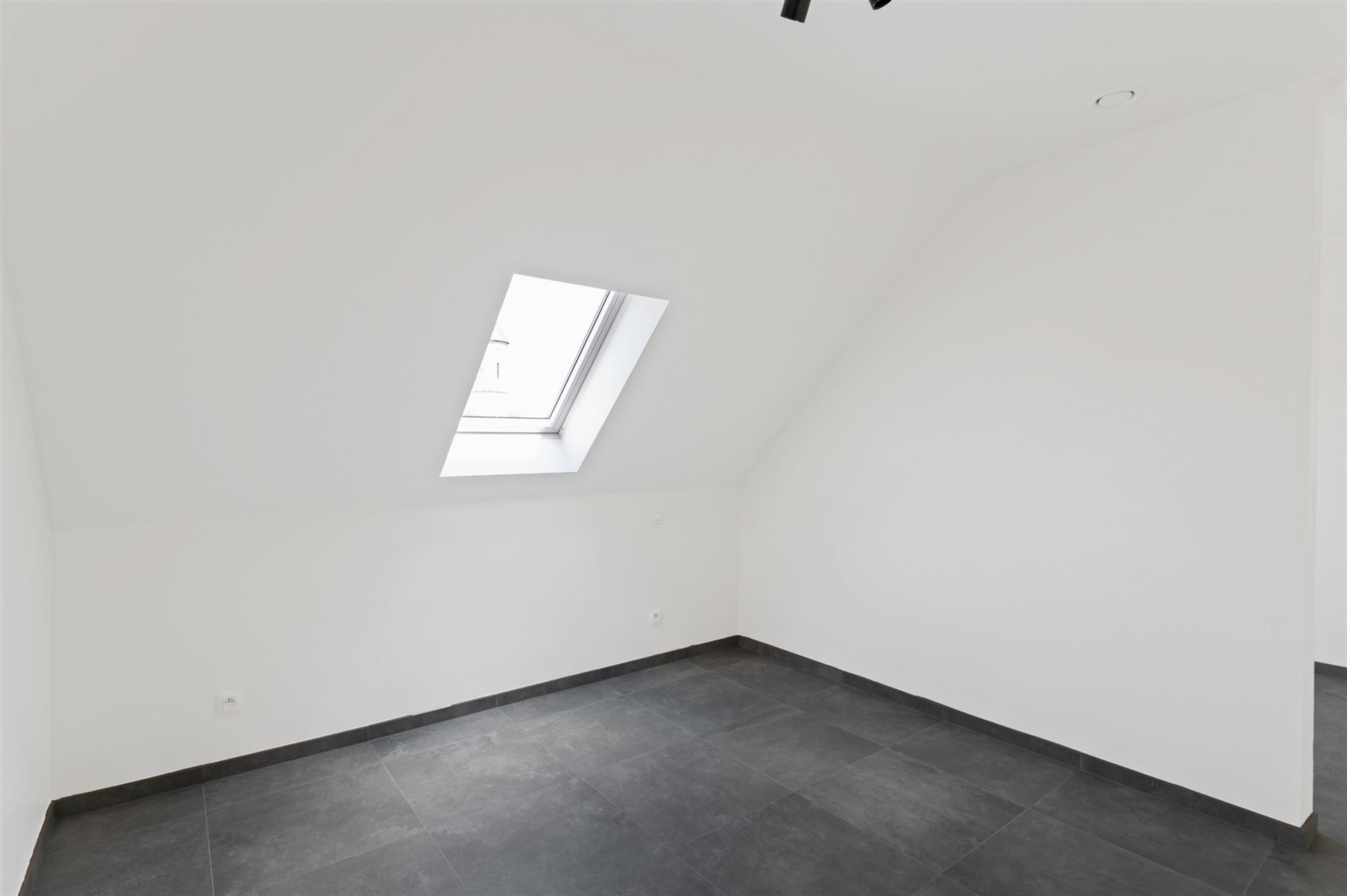 Ruim dakappartement met knap terras, in het landelijke dorpscentrum van Grasheide. foto 7
