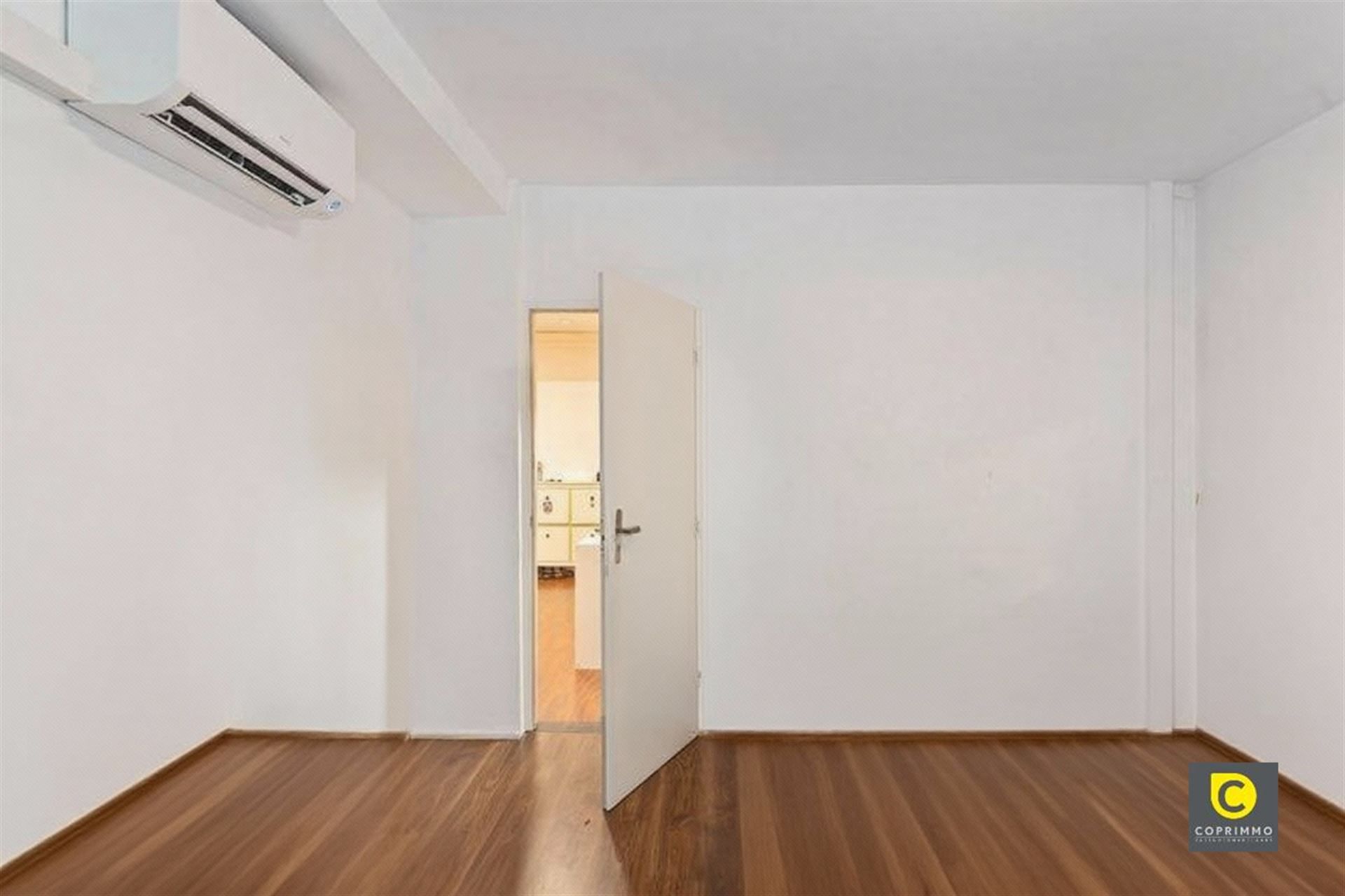 Gelijkvloers app. 190 m² met  4 slk foto 11