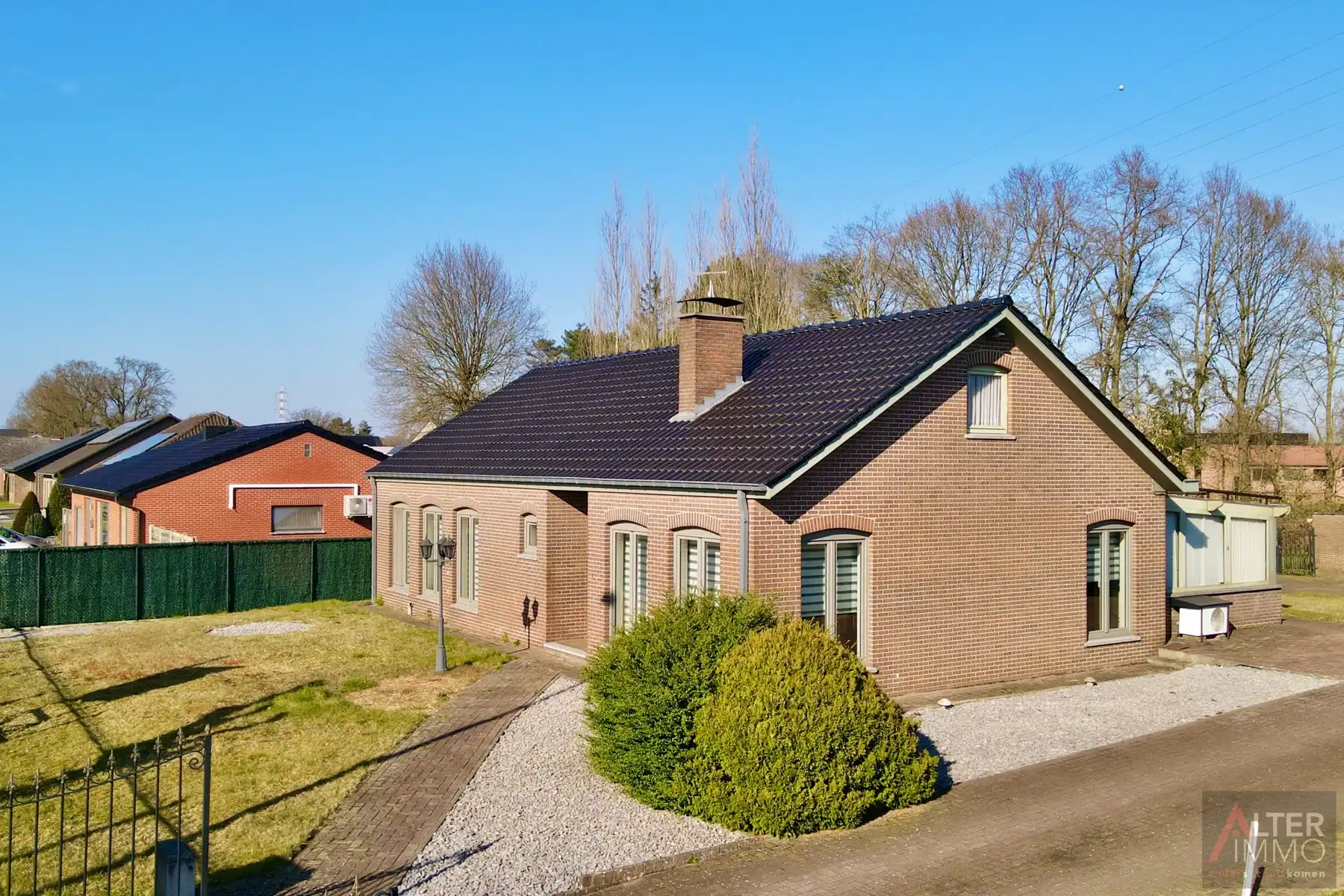 Hoofdfoto van de publicatie: Opportuniteit! Gelijkvloerse woning met 3 slaapkamers op een groot en breed perceel (30 m) van 25a 65ca - EPC makkelijk te verbeteren!