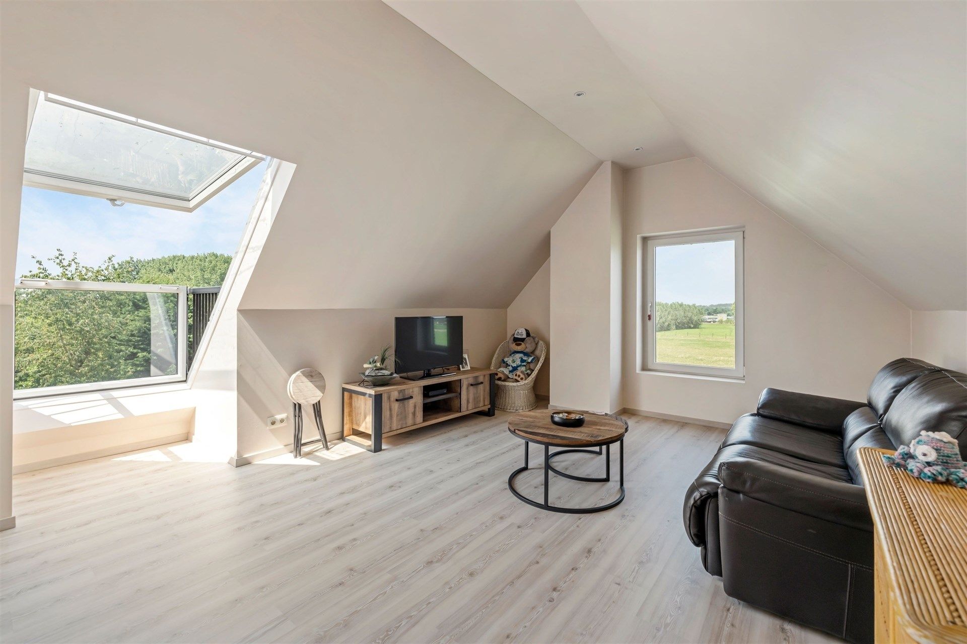 Ruim opgezette, landelijke woning met aangename tuin, 6 slaapkamers en een ingerichte woonstudio op de 2e verdieping foto 23