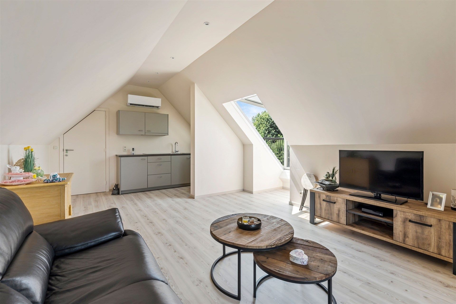 Ruim opgezette, landelijke woning met aangename tuin, 6 slaapkamers en een ingerichte woonstudio op de 2e verdieping foto 23