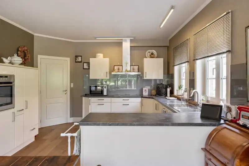 Luxueuze, halfopen bebouwing met 3 slaapkamers, inpandige garage en een prachtige tuin foto 14