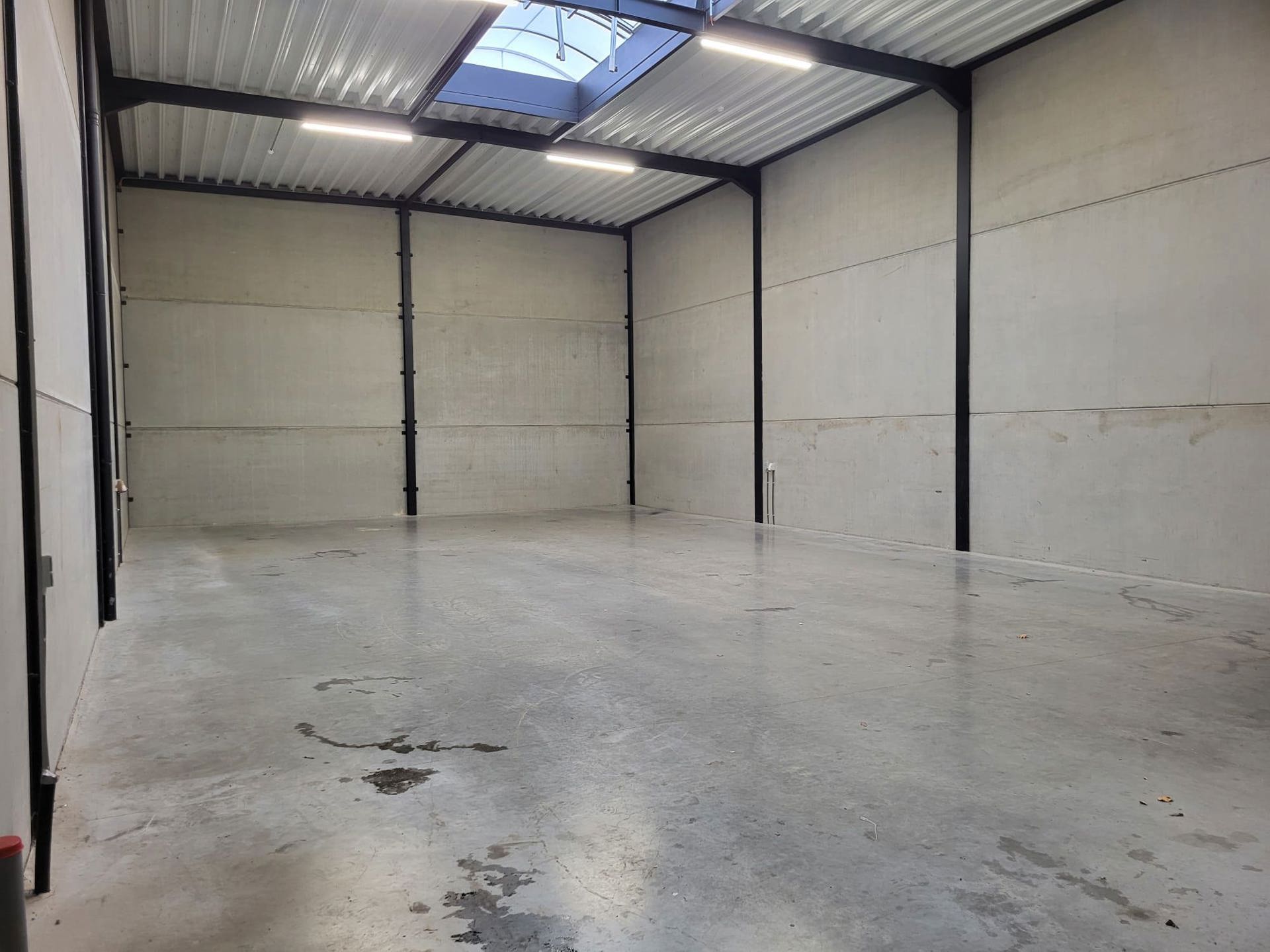 TE HUUR Genk: KMO-unit van 220m² foto 5