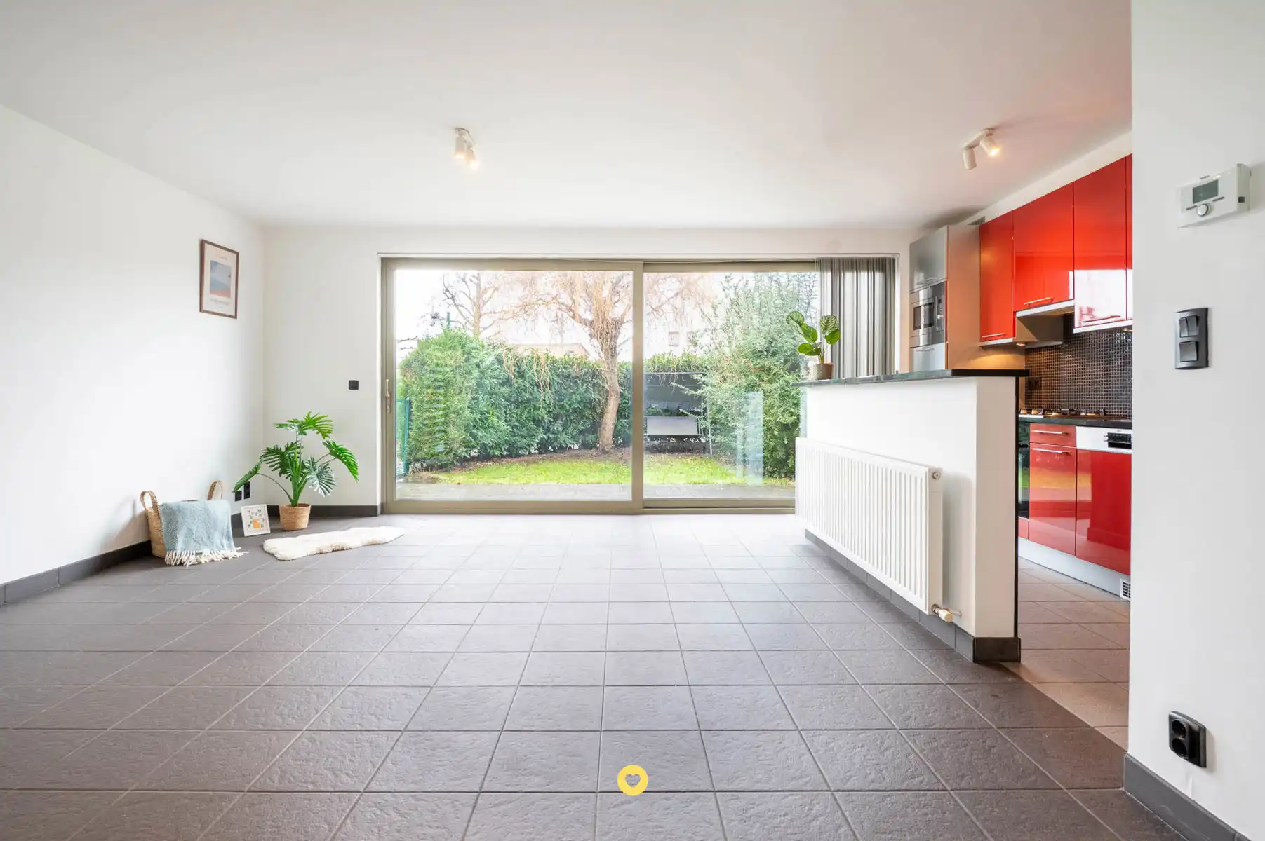 Gelijkvloers 1-slaapkamer app met private tuin en garagebox foto 2