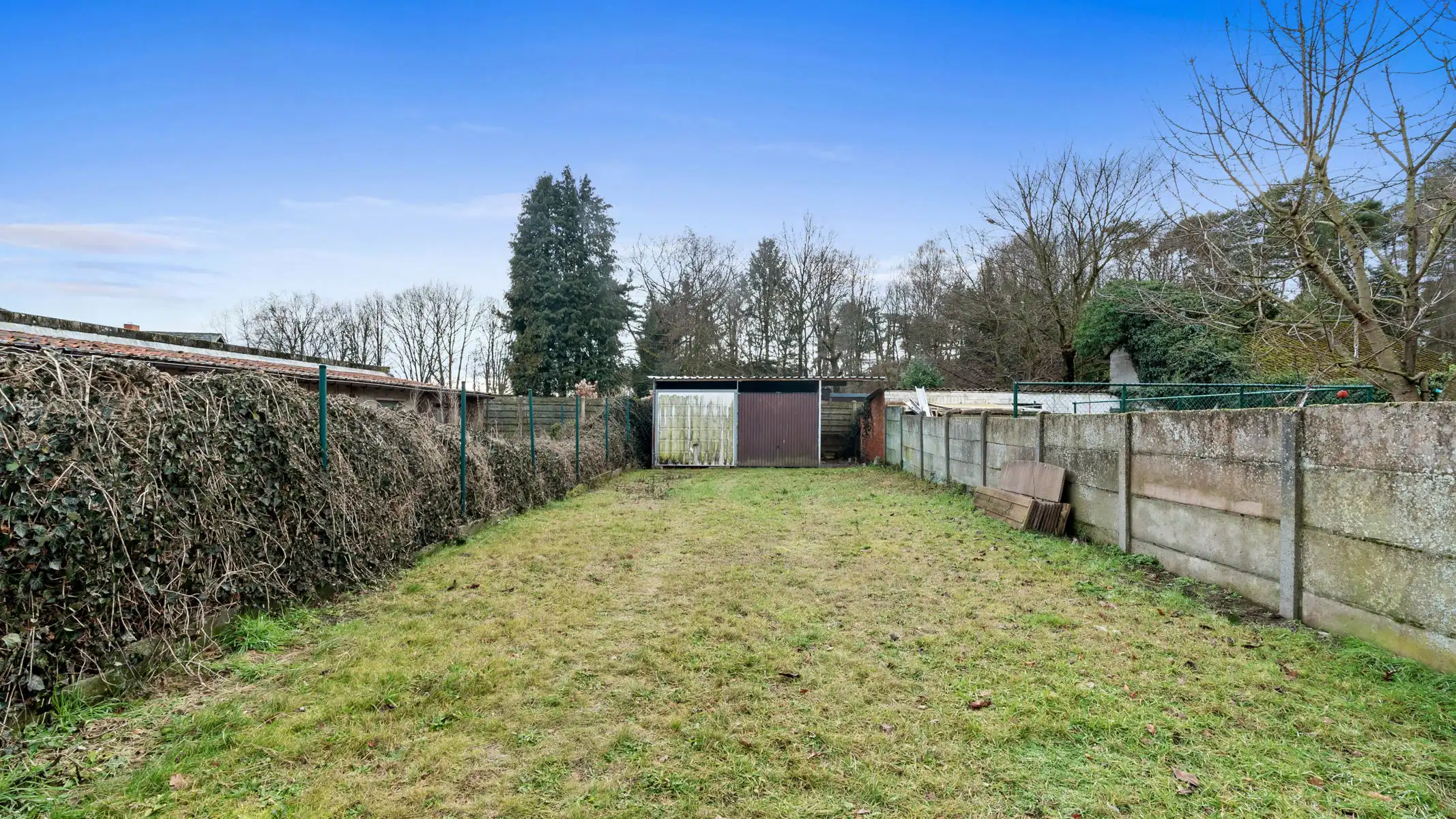 Deels te renoveren starterswoning met diepe tuin in groene, rustige omgeving foto 3