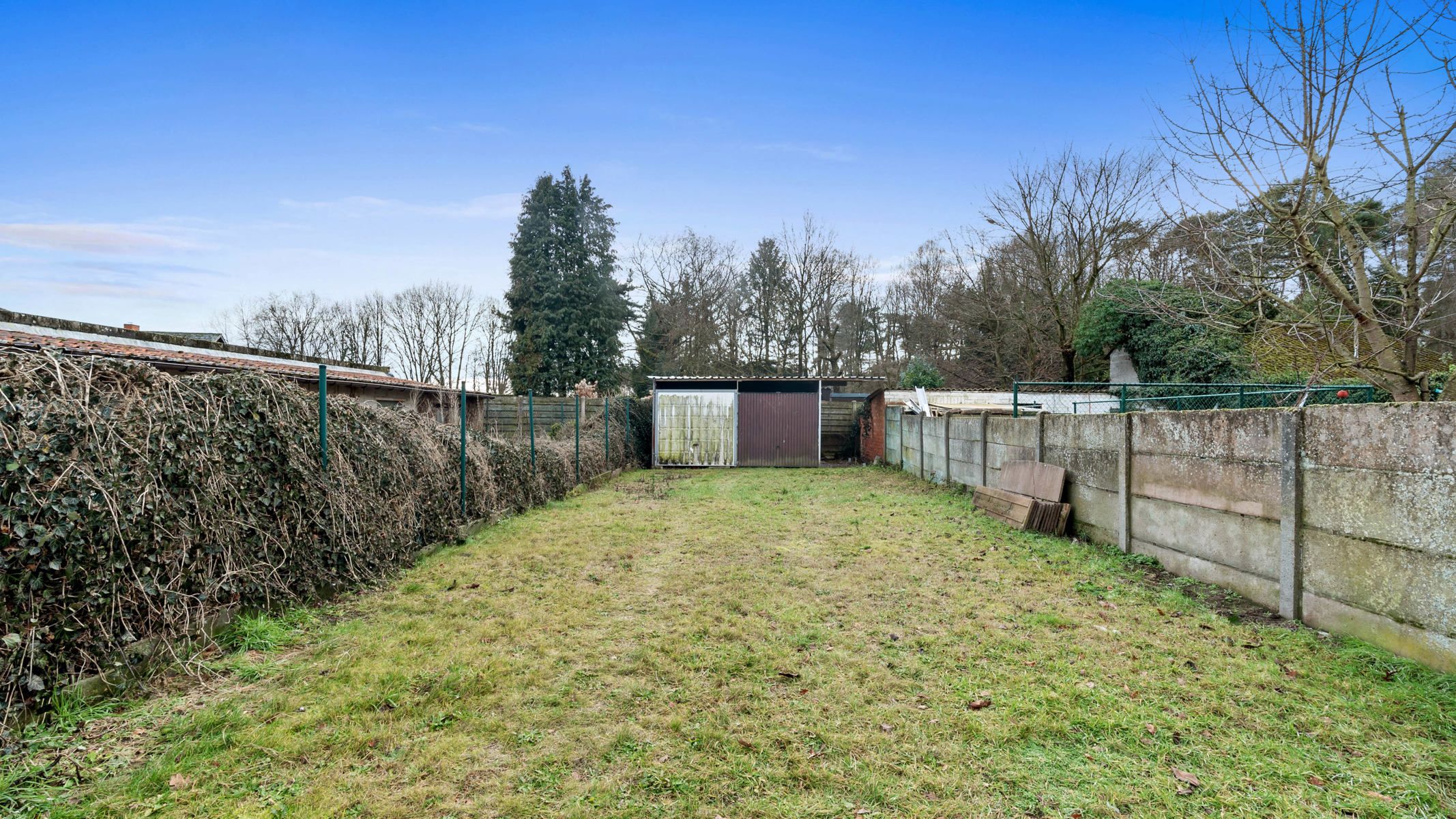 Deels te renoveren starterswoning met diepe tuin in groene, rustige omgeving foto 3