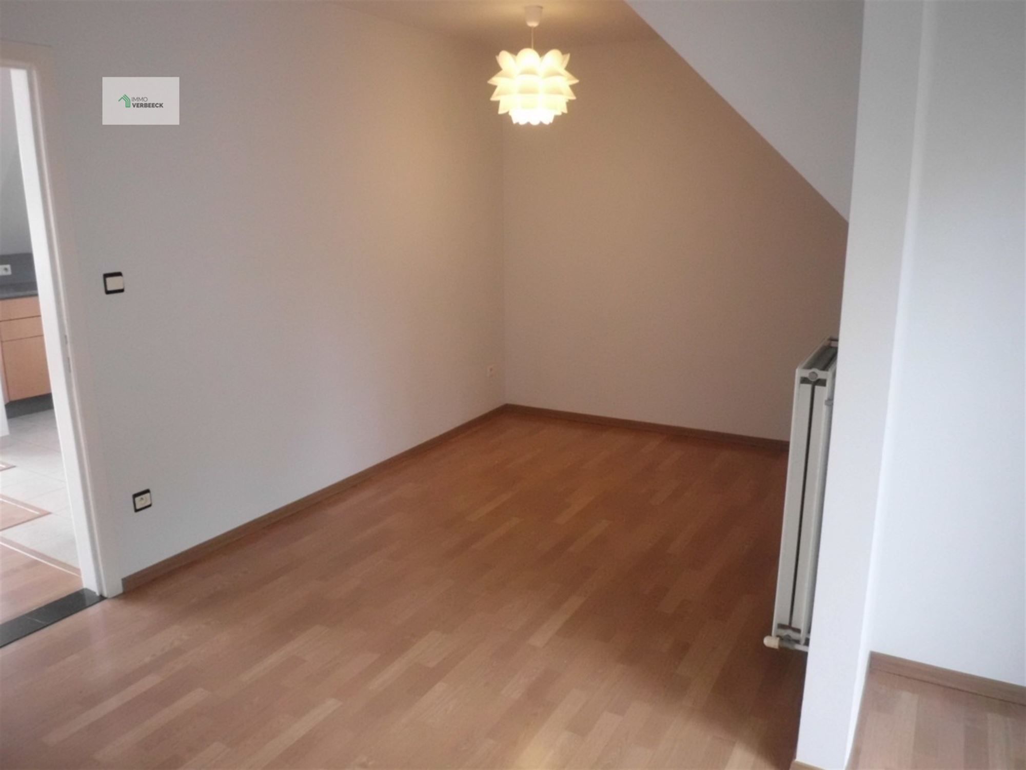 Gezellig dakappartement met zéér ruim terras. foto 6
