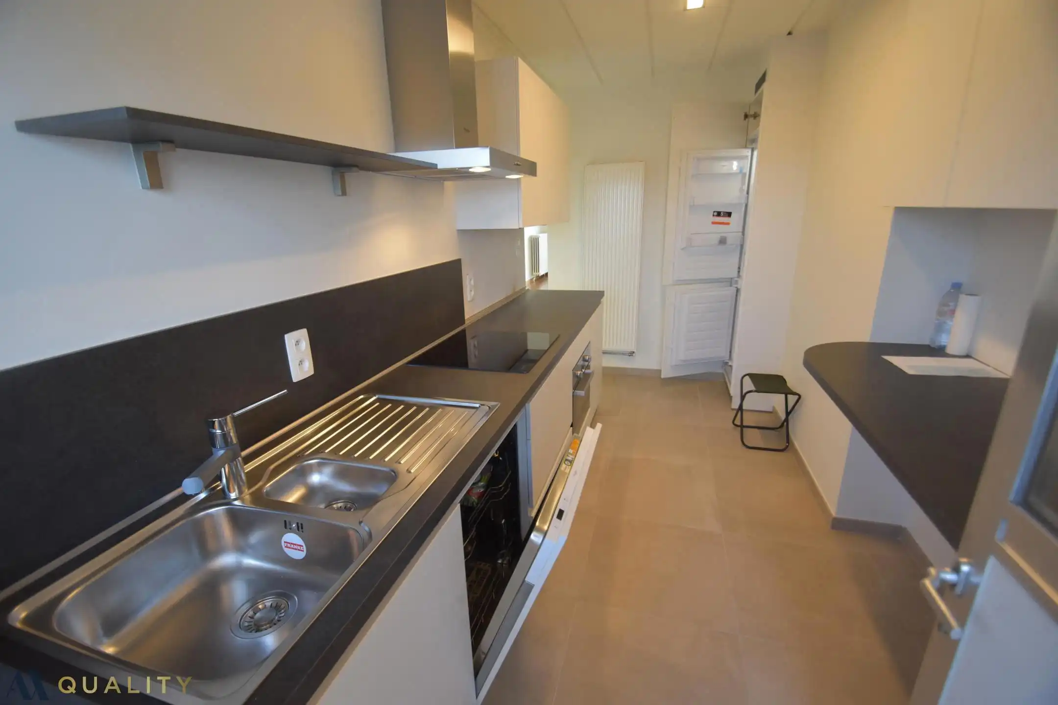 Gerenoveerd 2-slaapkamerappartement met terras (6,5 m²) en balkon,  bergzolder, autostaanplaats en private berging 6,5 m² en 16 m² foto 3