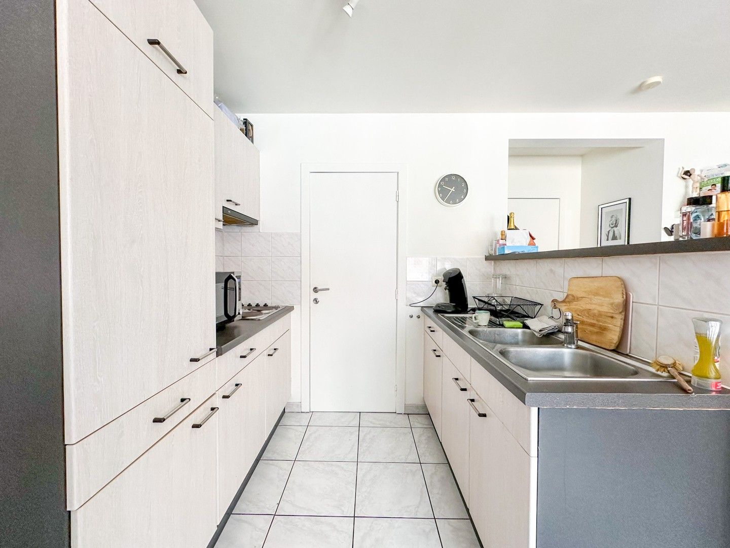 Lichtrijk 2 slaapkamer appartement te huur in het centrum van Zomergem – met garage foto 4