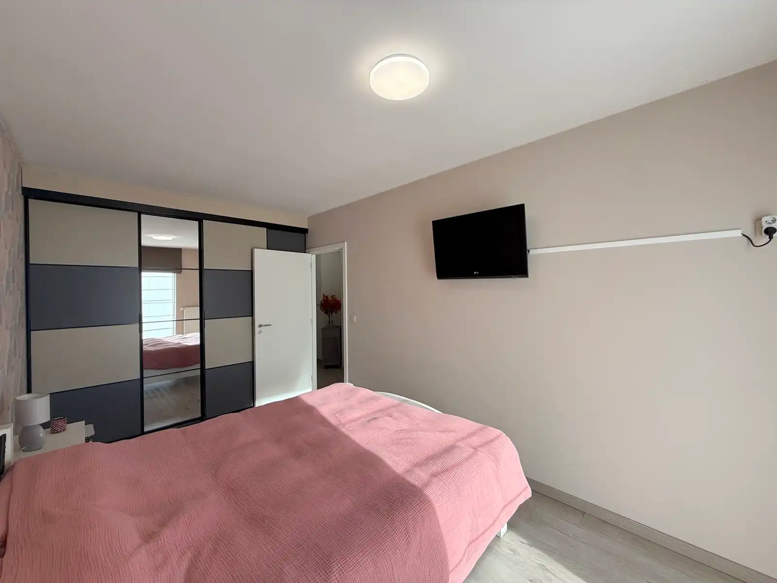 Prachtig en ruim tuinappartement met landelijk zicht foto 12