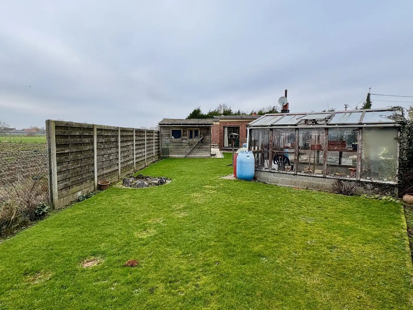 Gelijkvloerse woning op 628 m², 3 slaapkamers, mooi aangelegde tuin en garage. foto 21