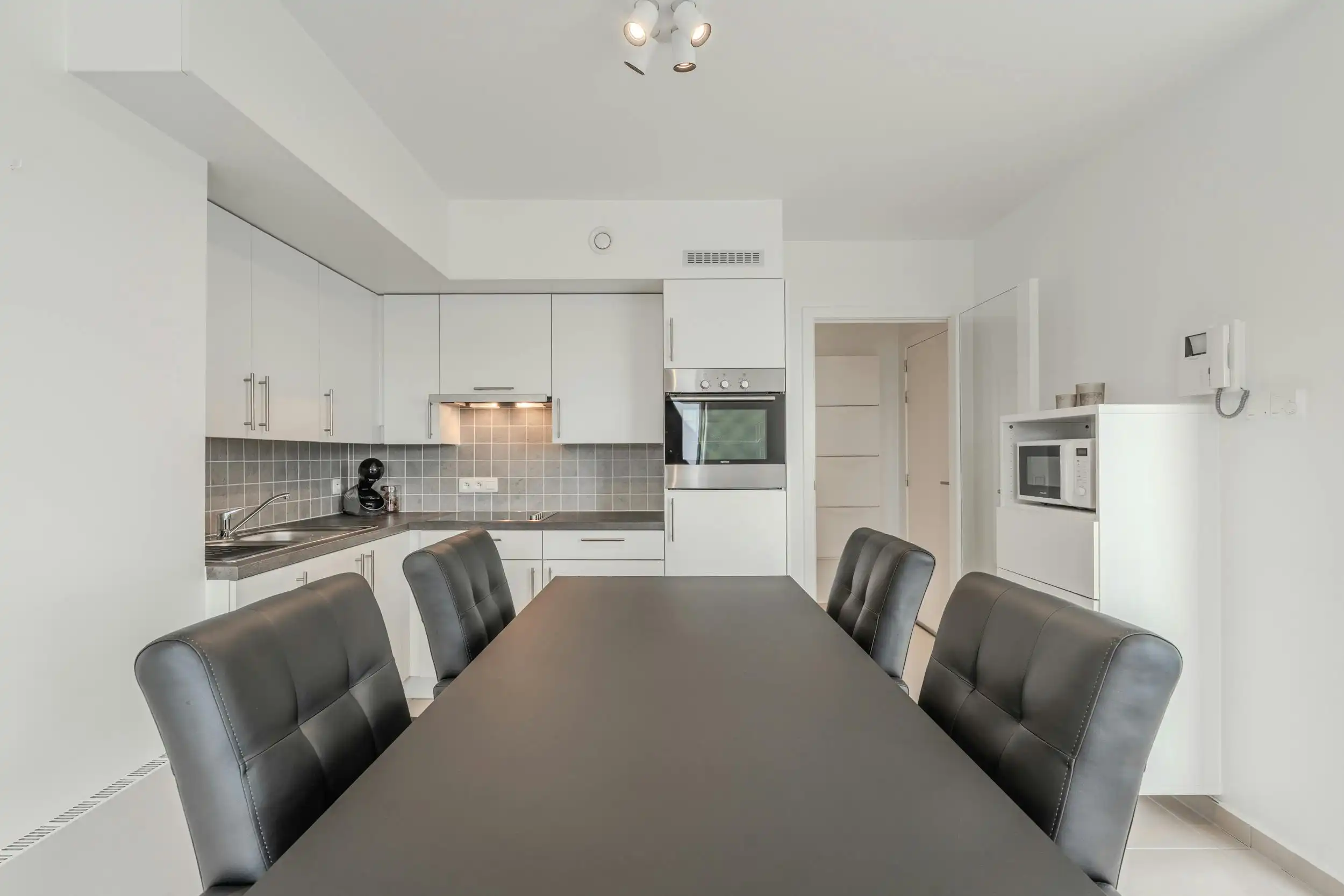 Recent éénslaapkamer appartement met terras vlakbij Zeedijk! foto 13