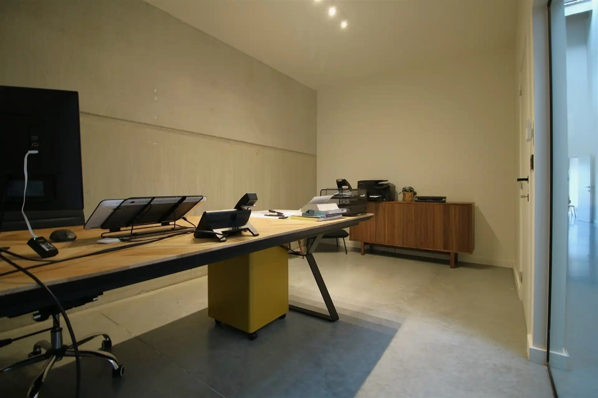 Ingerichte KMO-unit met burelen en magazijnen foto 14