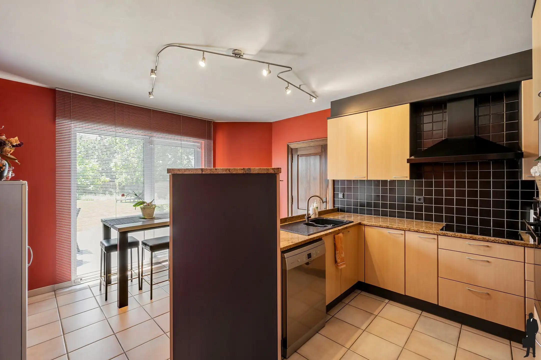 Ruime vrijstaande villa met 4 slaapkamers, inpandige garage en zuidgerichte tuin op een perceel van 2.957 m². foto 9