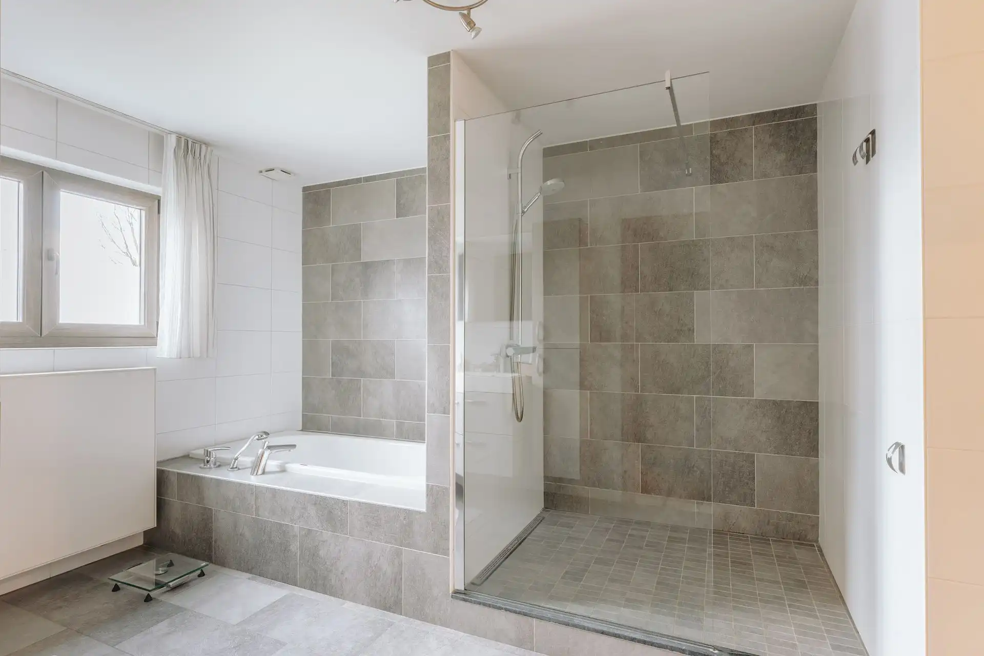 Stijlvolle halfopen woning met grote tuin en zwembad! foto 16