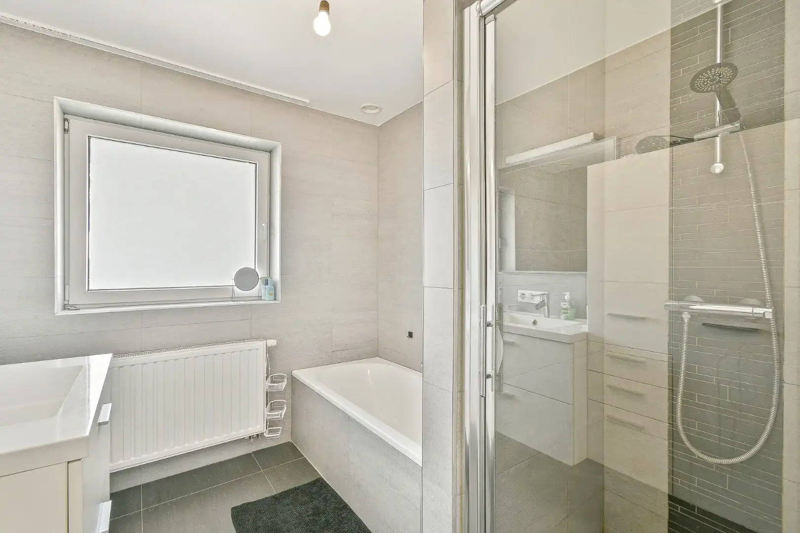 Instapklaar en ruim tweeslaapkamerappartement  in het centrum van Gistel foto 9