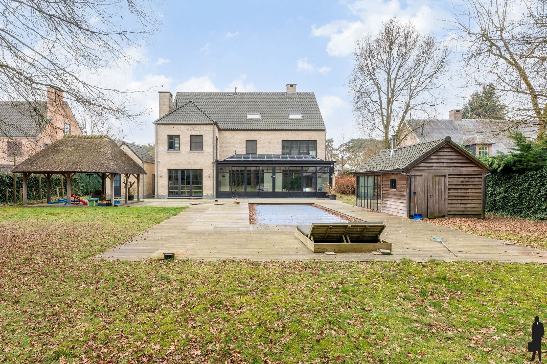 Grenzende aan bosgebied, sfeervolle villa op ca. 2.325m² foto 22