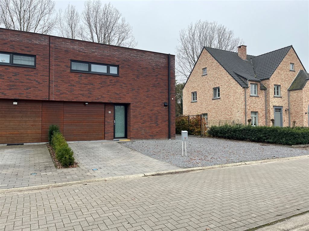 Moderne gezinswoning met garage, op rustige locatie nabij het centrum foto 2