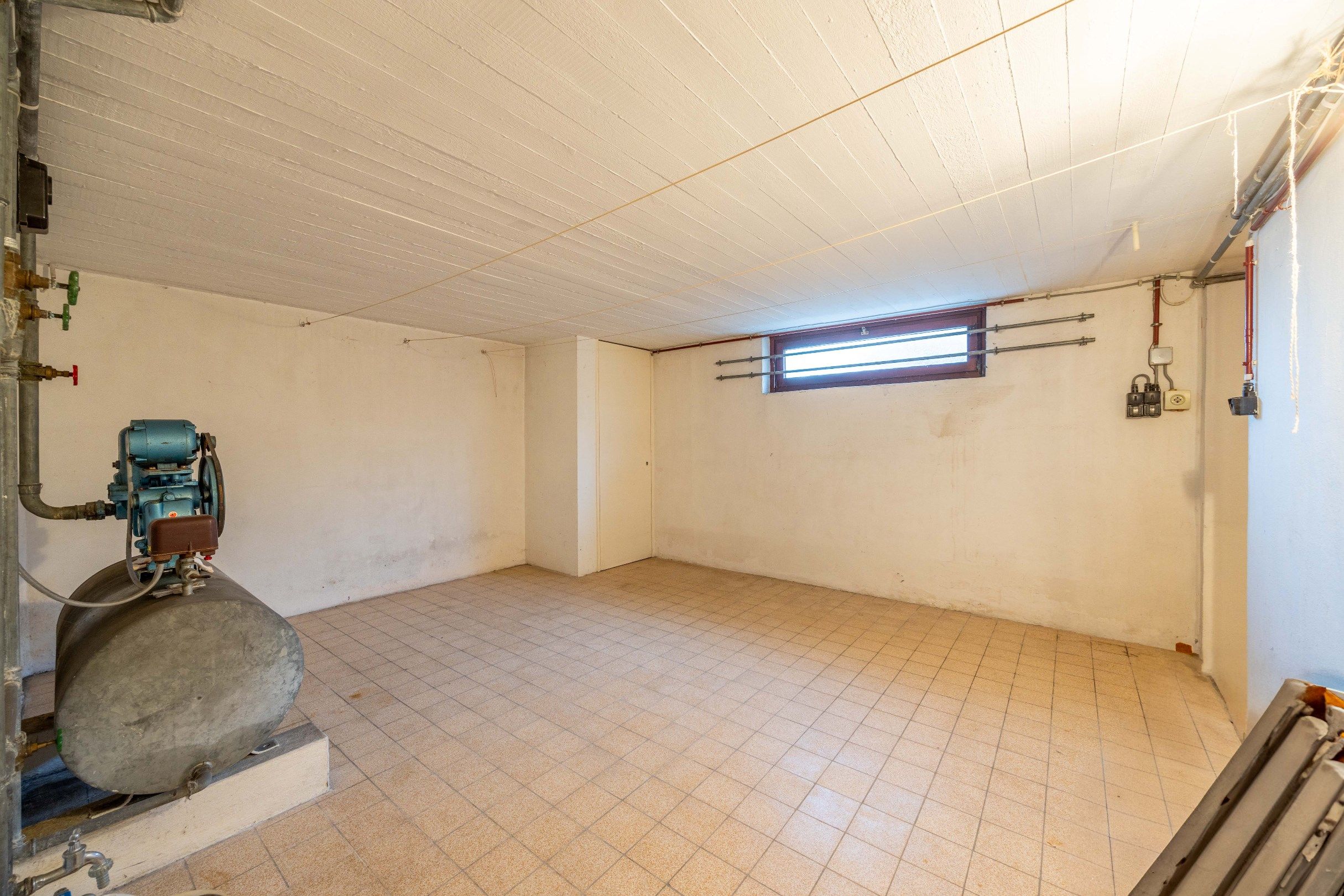 TE RENOVEREN ALLEENSTAANDE WONING MET GARAGE foto 20