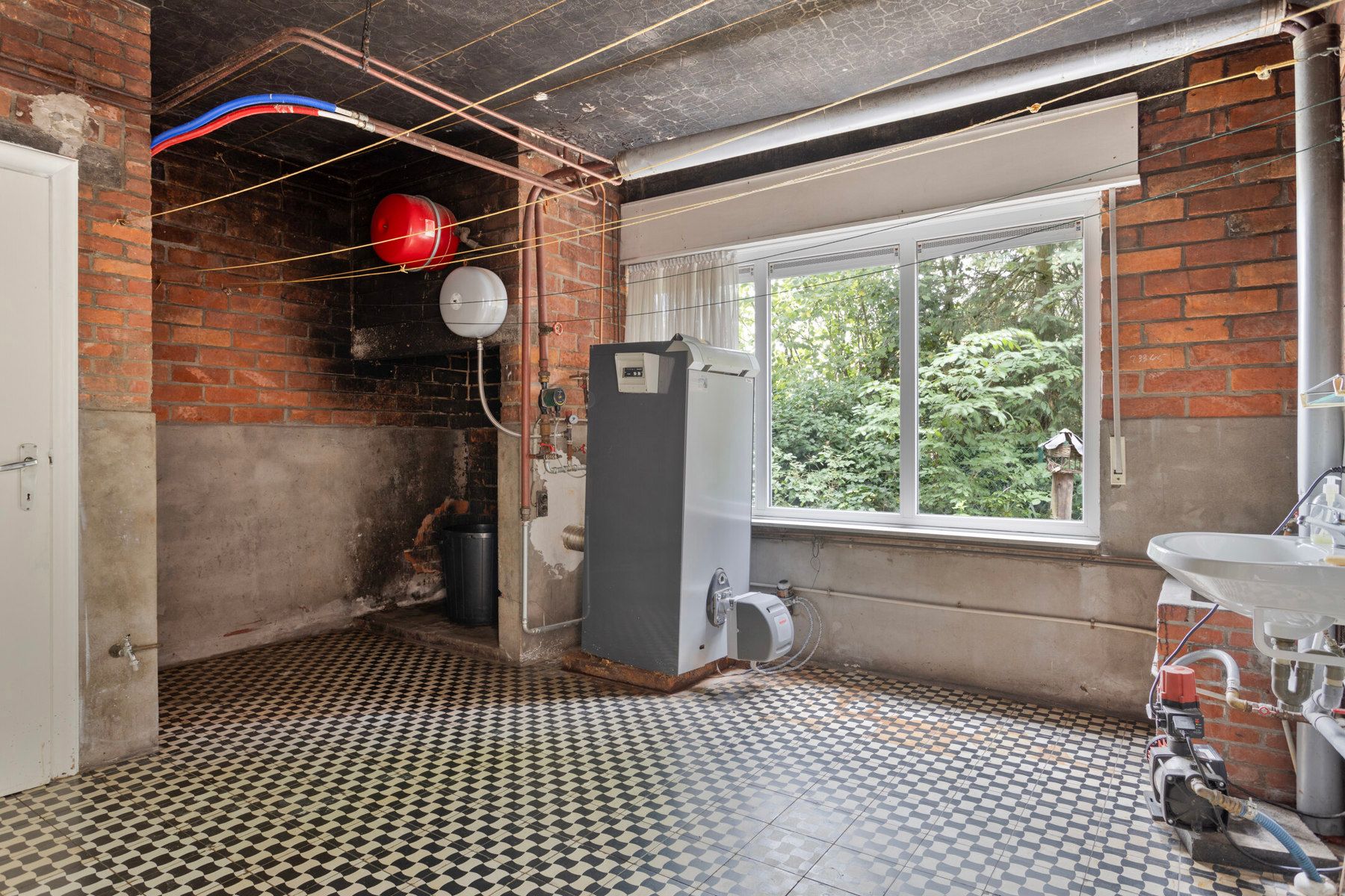 Te renoveren hoeve met authentieke schuur en stallen foto 14