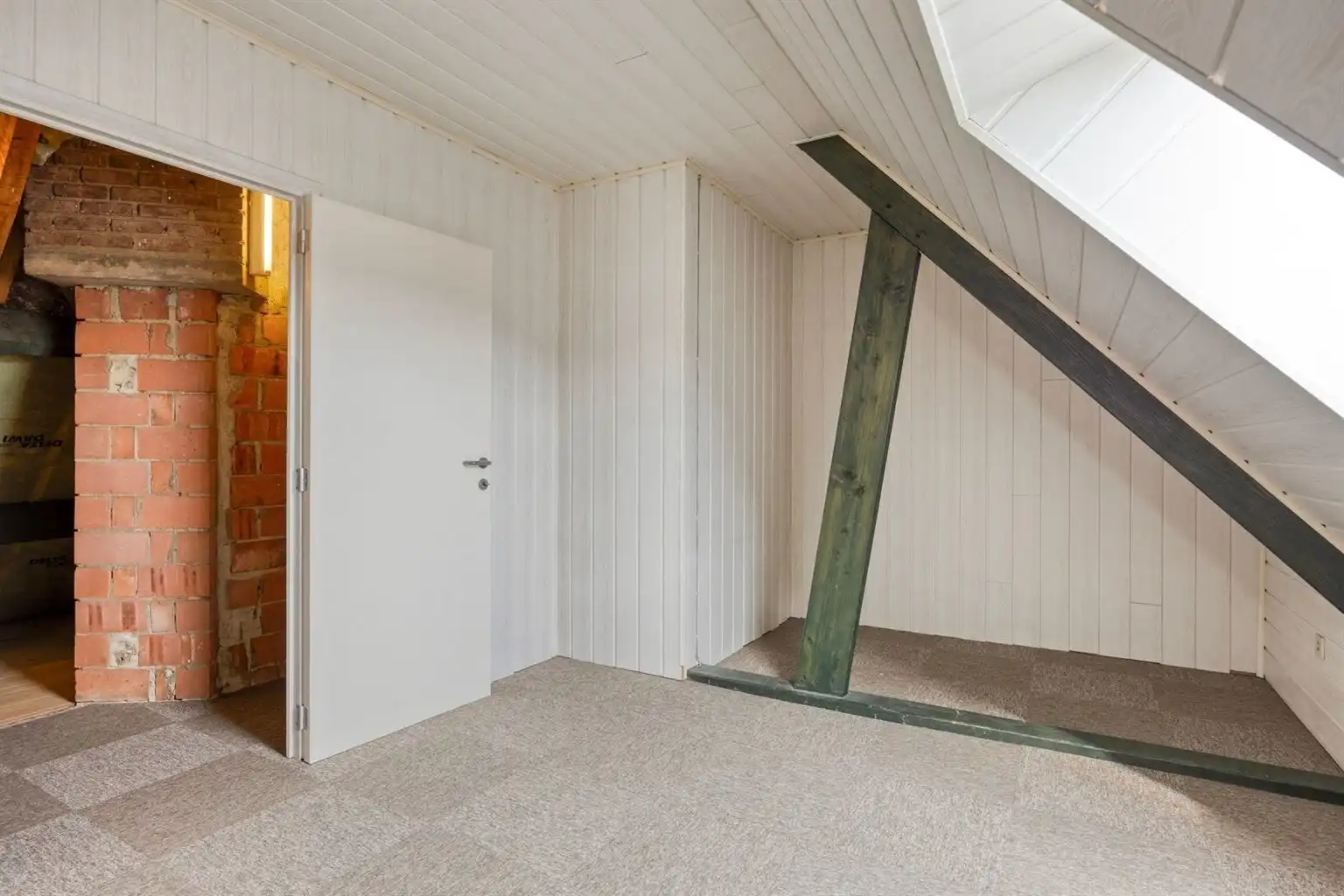 Toffe, vrijstaande split-level woning met 4 slaapkamers, inpandige garage, prachtig aangelegde tuin en zonnepanelen, rustig gelegen in het landelijke Ophoven.  foto 28