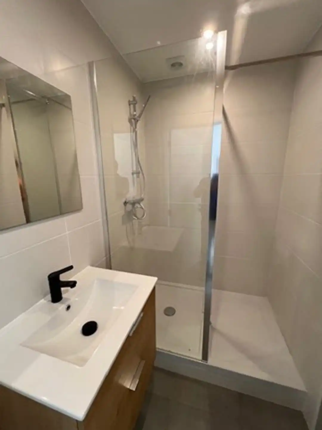 Volledig vernieuwd bedrijfsgebouw met kantoren en magazijnen foto 14