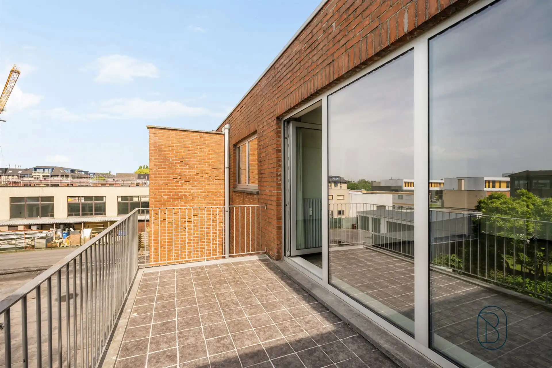 Topgelegen opbrengsteigendom: 4 app, 2 garages en handelsgv. foto 12