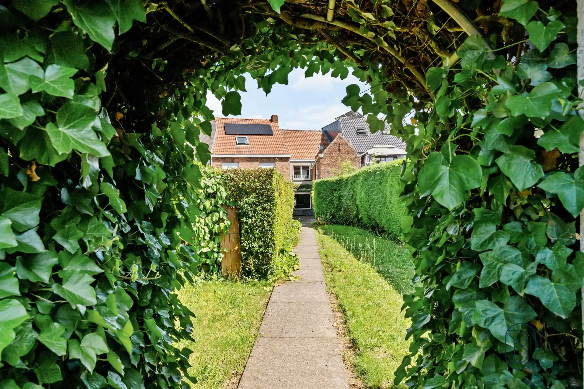 Goedgelegen woning met grote zongerichte tuin en garage foto {{pictureIndex}}