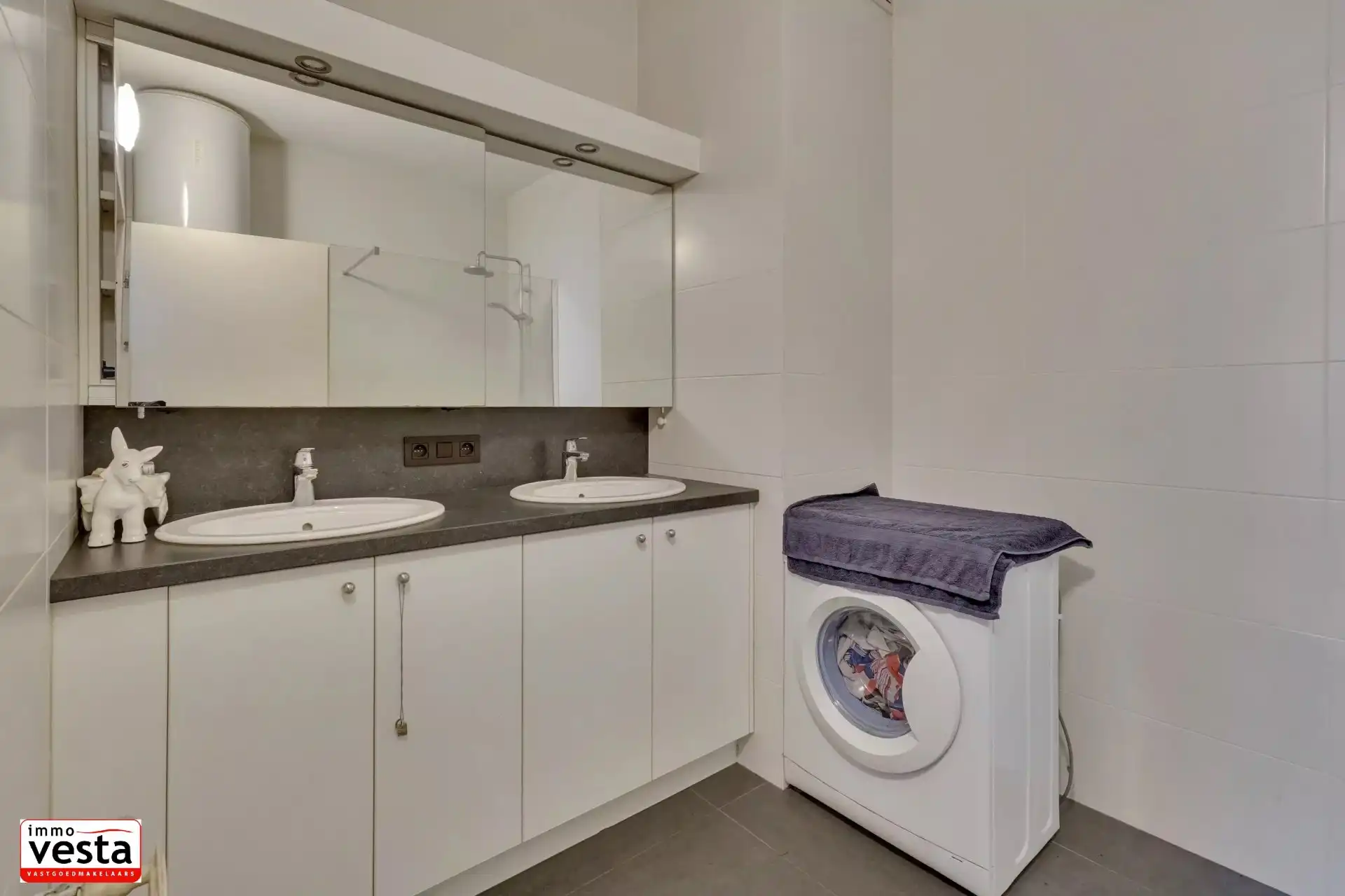 Instapklaar appartement nabij het (commercieel) centrum van de stad. foto 11