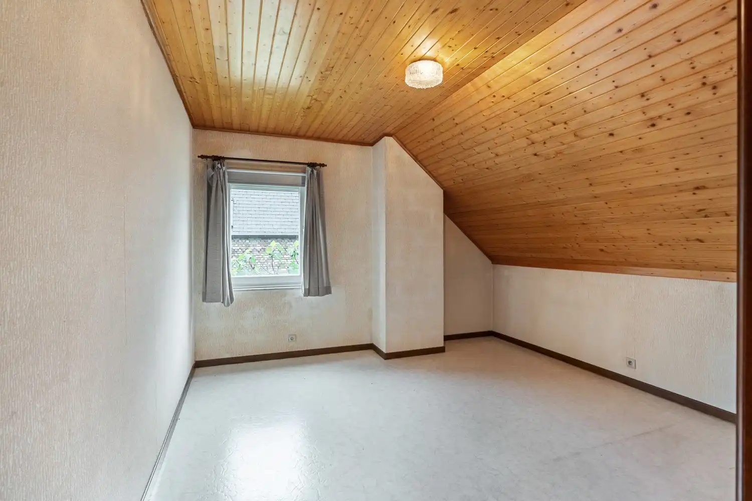 Te renoveren woning met vier slaapkamers, inpandige garage en noordwest georiënteerde tuin op een perceel van 6 are 78 ca te Begijnendijk ! foto 12