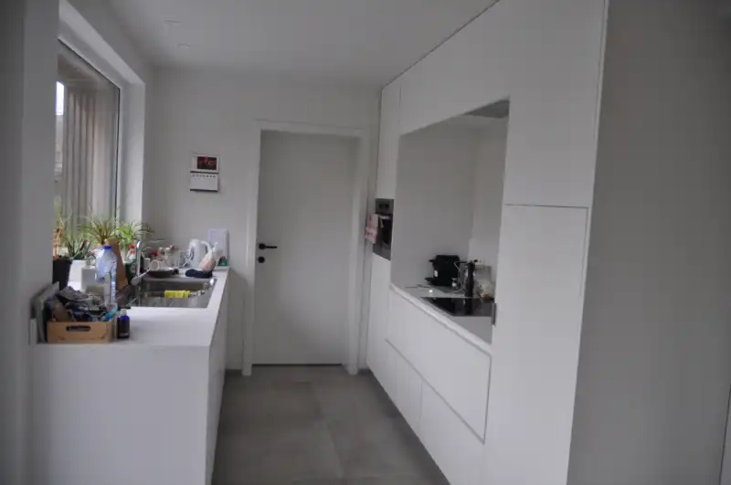 Volledig vernieuwde woning met uitweg en garage achteraan. foto 5