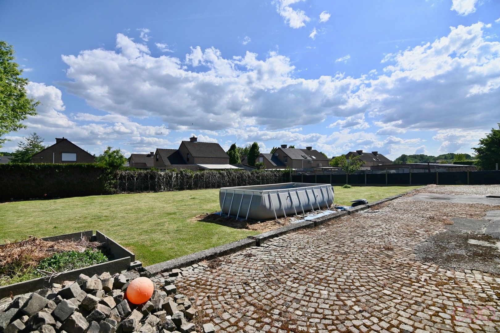 Ruime woning met 3 slaapkamers met uitbreidingsmogelijkheden. Achterliggend 3 garages en loods in Sint-Truiden foto 23