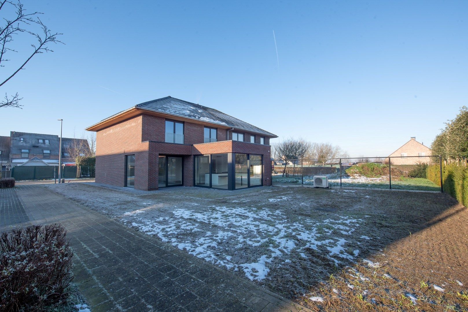 Ruime halfopen nieuwbouwwoning met 3 slaapkamers, tuin, terras en garage in Zulte  foto 2