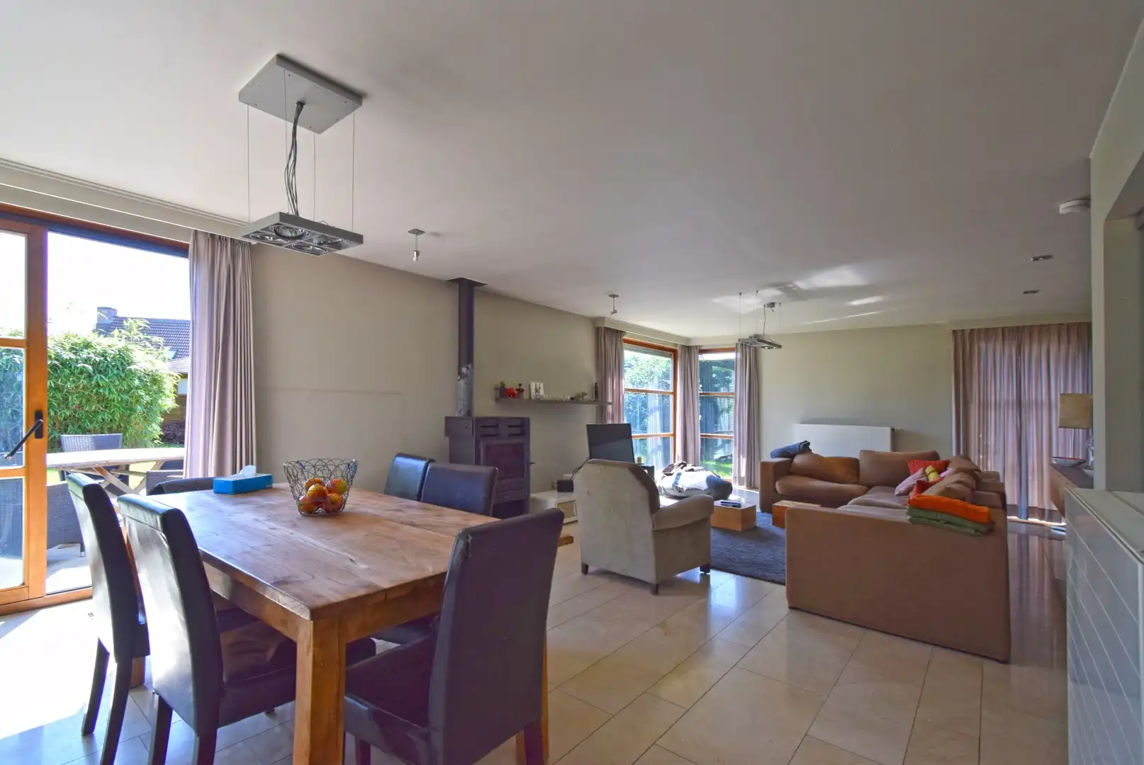 RESIDENTIEEL GELEGEN VILLA MET RUIME TUIN EN OPRIT  foto 4