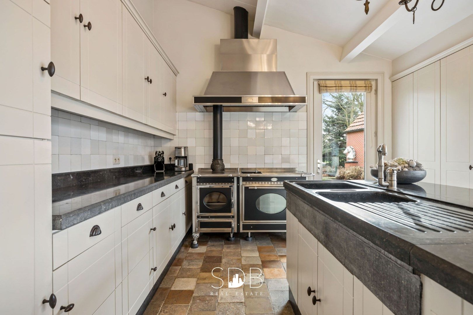 Authentieke hoeve met diverse bijgebouwen en graslanden op 93.155m² foto 13