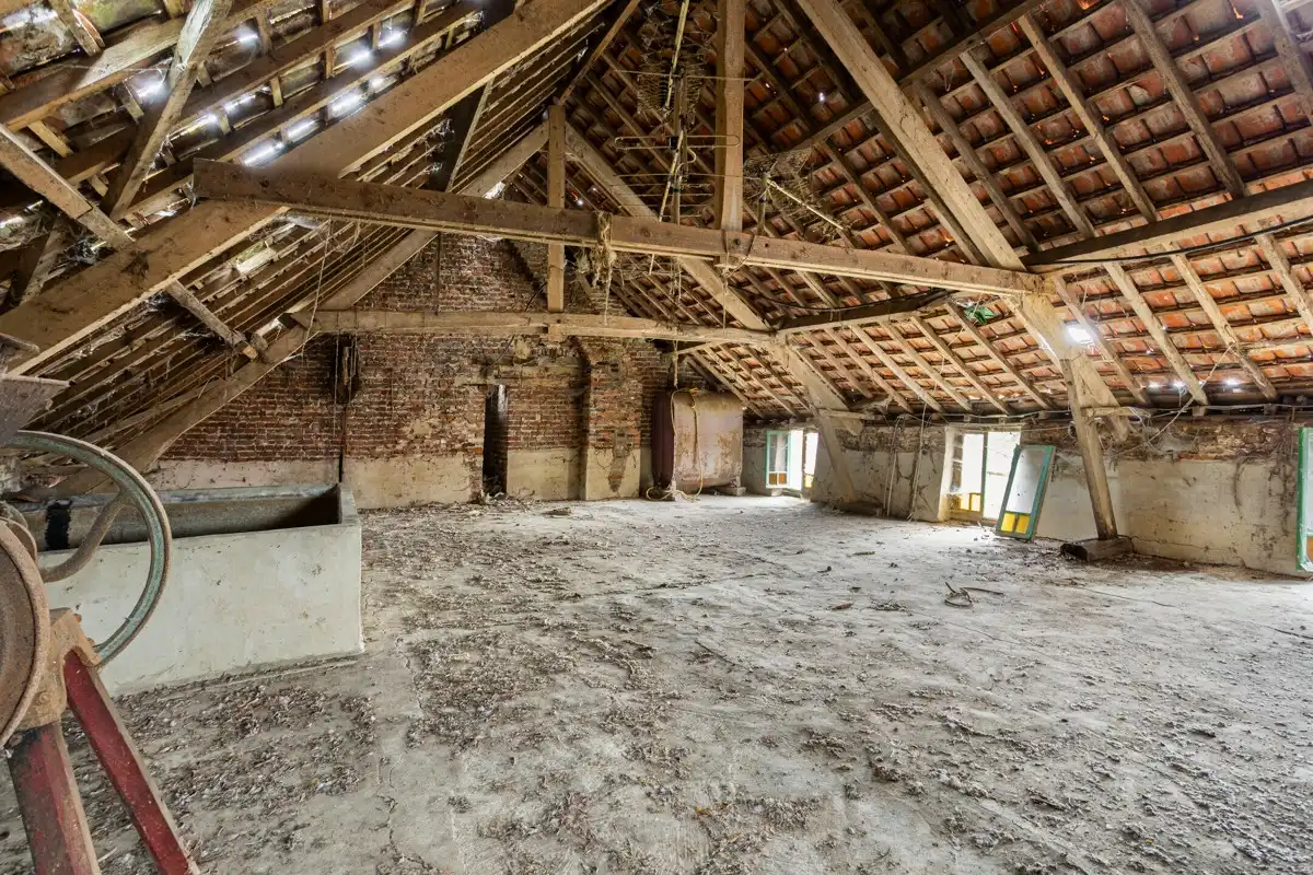 Te renoveren hoeve met schuren op ca. 1,3ha! foto 9