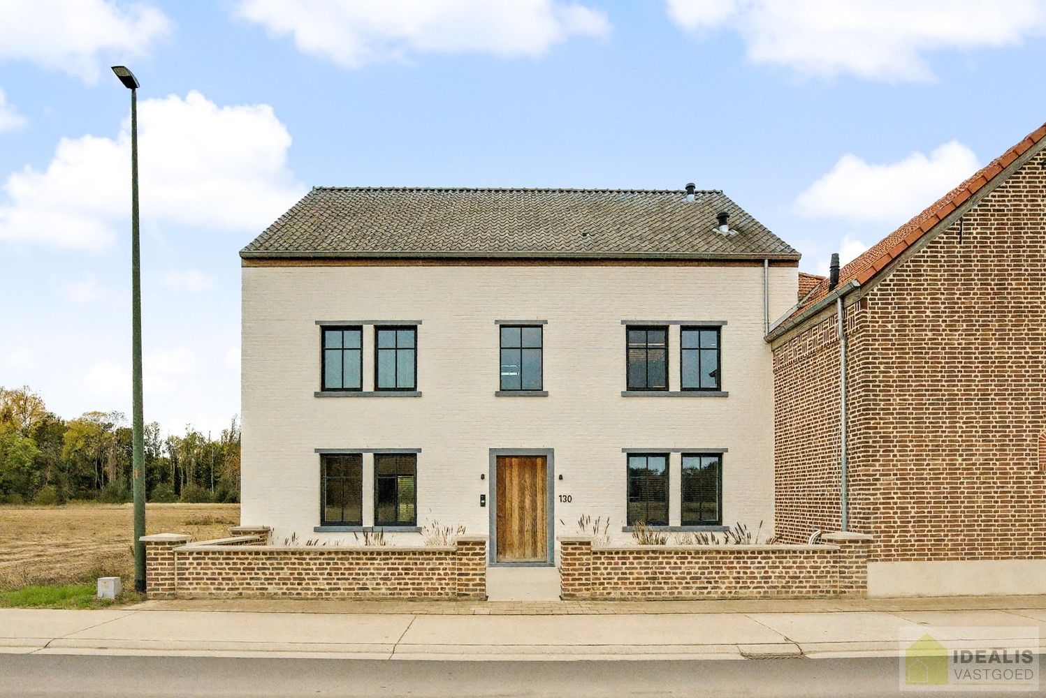 IDEALIS VASTGOED - EEN BIJZONDER HUIS, EEN BIJZONDERE LOCATIE, EEN UNIEKE KANS OM TE WONEN IN EEN AUTHENTIEK LANDHUIS MET EEN PRACHTIGE INRICHTING EN EEN HOOGWAARDDIGE AFWERKINGSGRAAD! foto 2