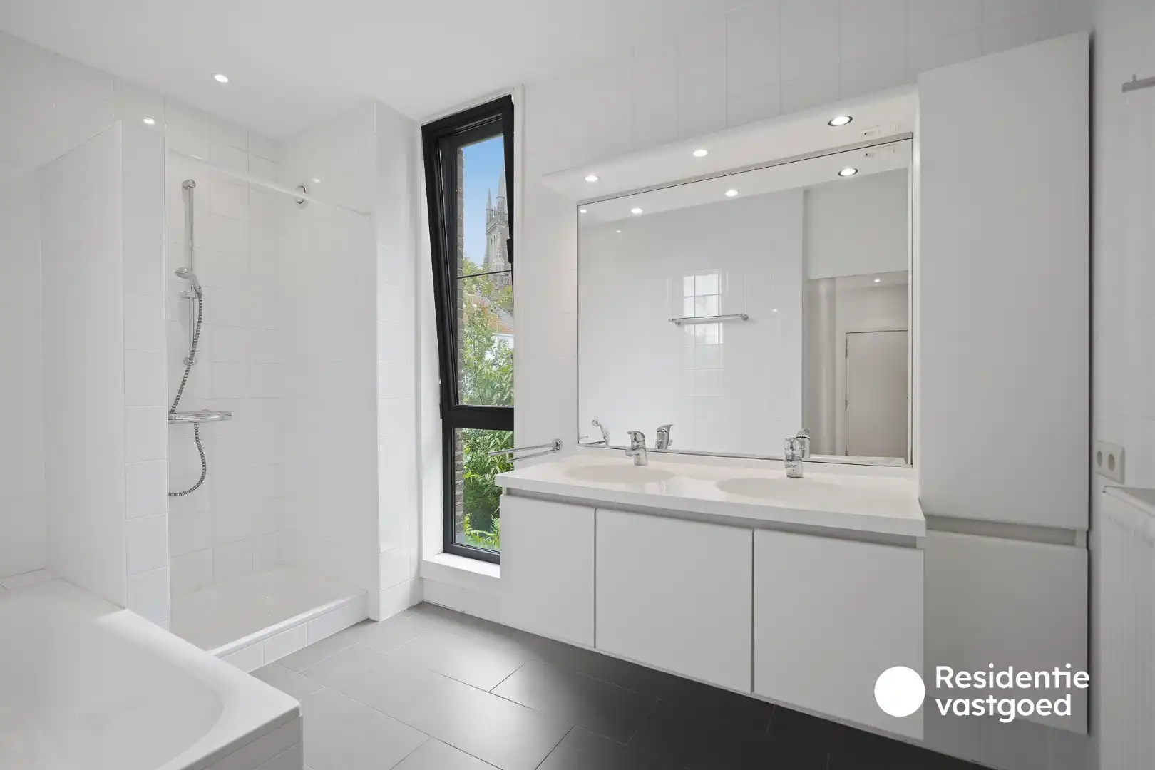 Ruim appartement met staanplaats en terras (46 m²!) aan het Koningin Astridpark foto 11