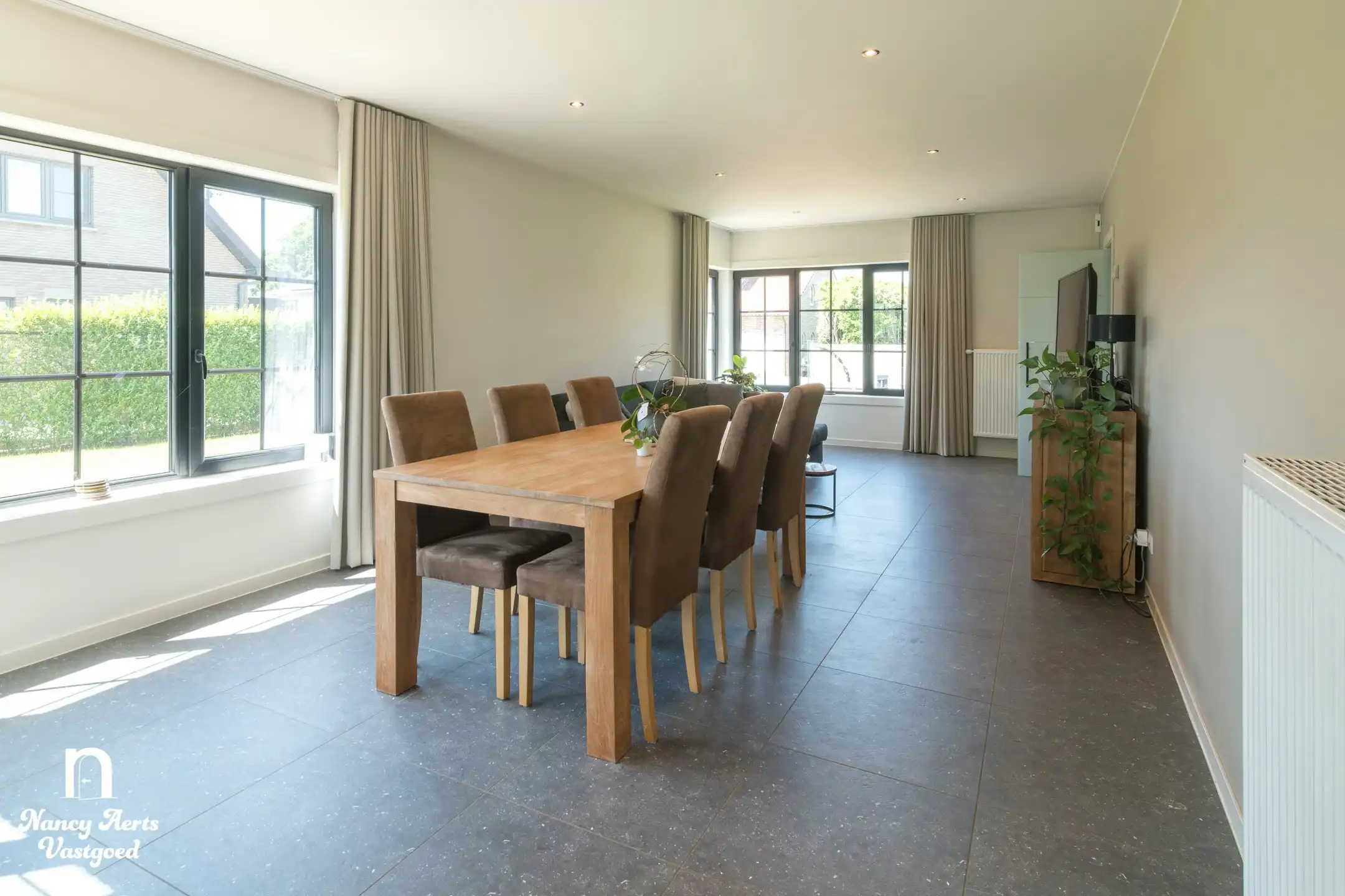 Lichtrijke en perfect afgewerkte woning op royaal perceel foto 11
