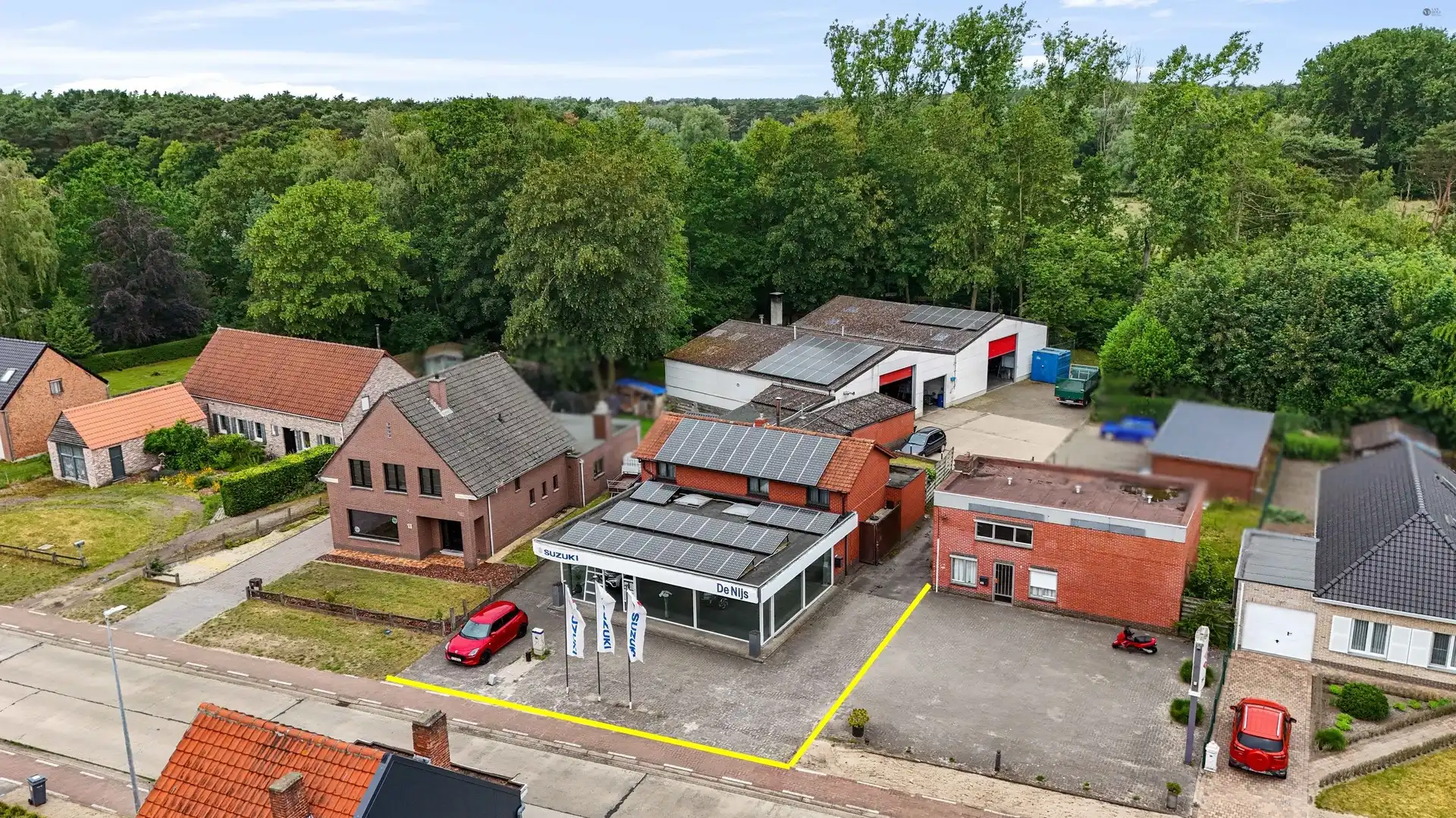 2 Vergunde magazijnen, showroom en woning op een ruim perceel foto 2