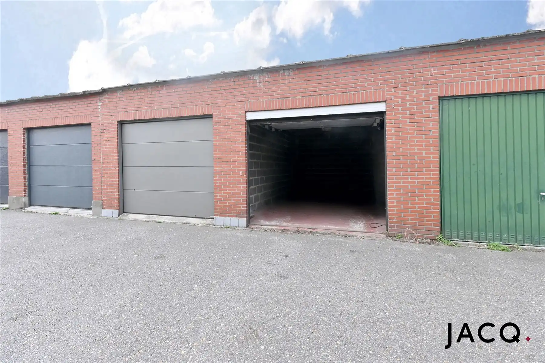 Gerenoveerd appartement met 2 slpk's, aparte garage nabij "De Schorre"! foto 14