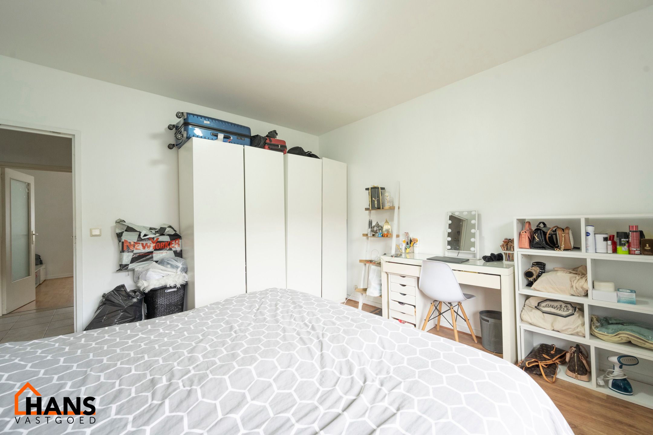Gelijkvloersappartement met tuin en garagebox. foto 9